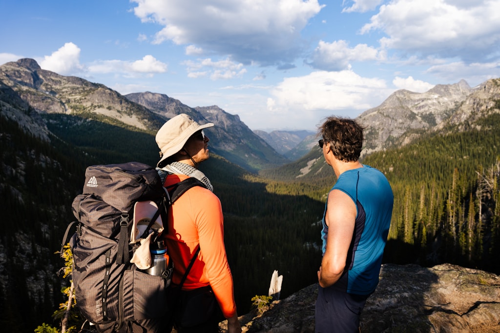 Dlaczego warto zabrać odzież termoaktywną na trekking